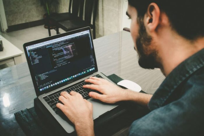 Mencari proyek freelance programmer bagi fresh graduate IT