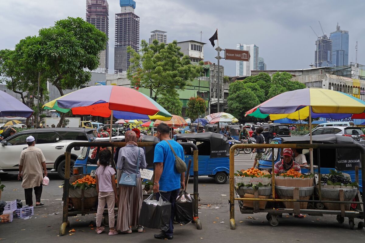 Strategi pemerintah mengatasi gejolak inflasi bahan pokok di Indonesia tahun ini.