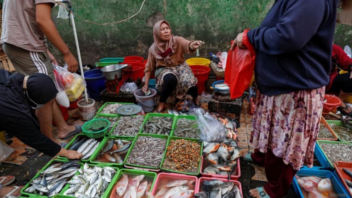 Bagaimana inflasi tinggi mempengaruhi daya beli masyarakat Indonesia?