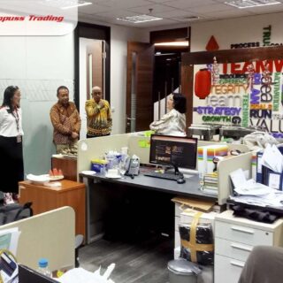 Strategi trading Humpuss Trading dan analisis risikonya.