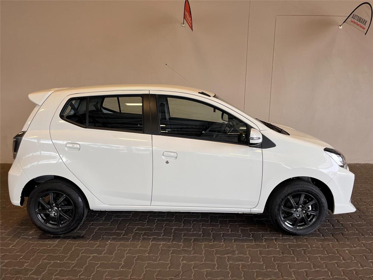 Harga mobil Toyota Agya kredit di dealer resmi