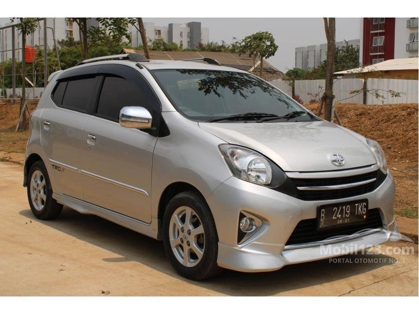 Harga mobil Toyota Agya kredit di dealer resmi
